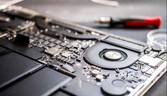 Imagine descriptivă servicii de reparații și întreținere calculatoare, conține placă de bază și echipamente de service  